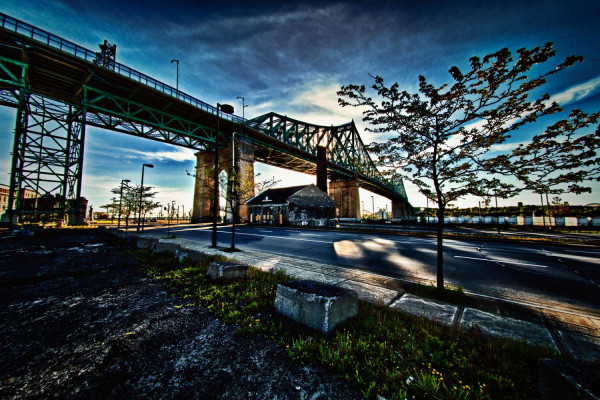 Le Pont Jacques-Cartier vu sur la rue Notre-Dame