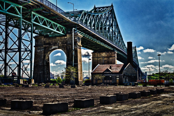 En bas du Pont Jacques-Cartier