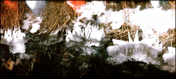 La rivière est en feu et en glace