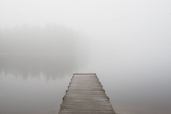 Ponton dans la brume